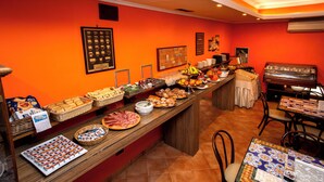 A buffet with various food items and a coffee station. - Hotel Neapolis (Naples)