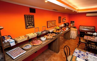 Colazione a buffet, servita tutte le mattine (5 EUR a persona) 