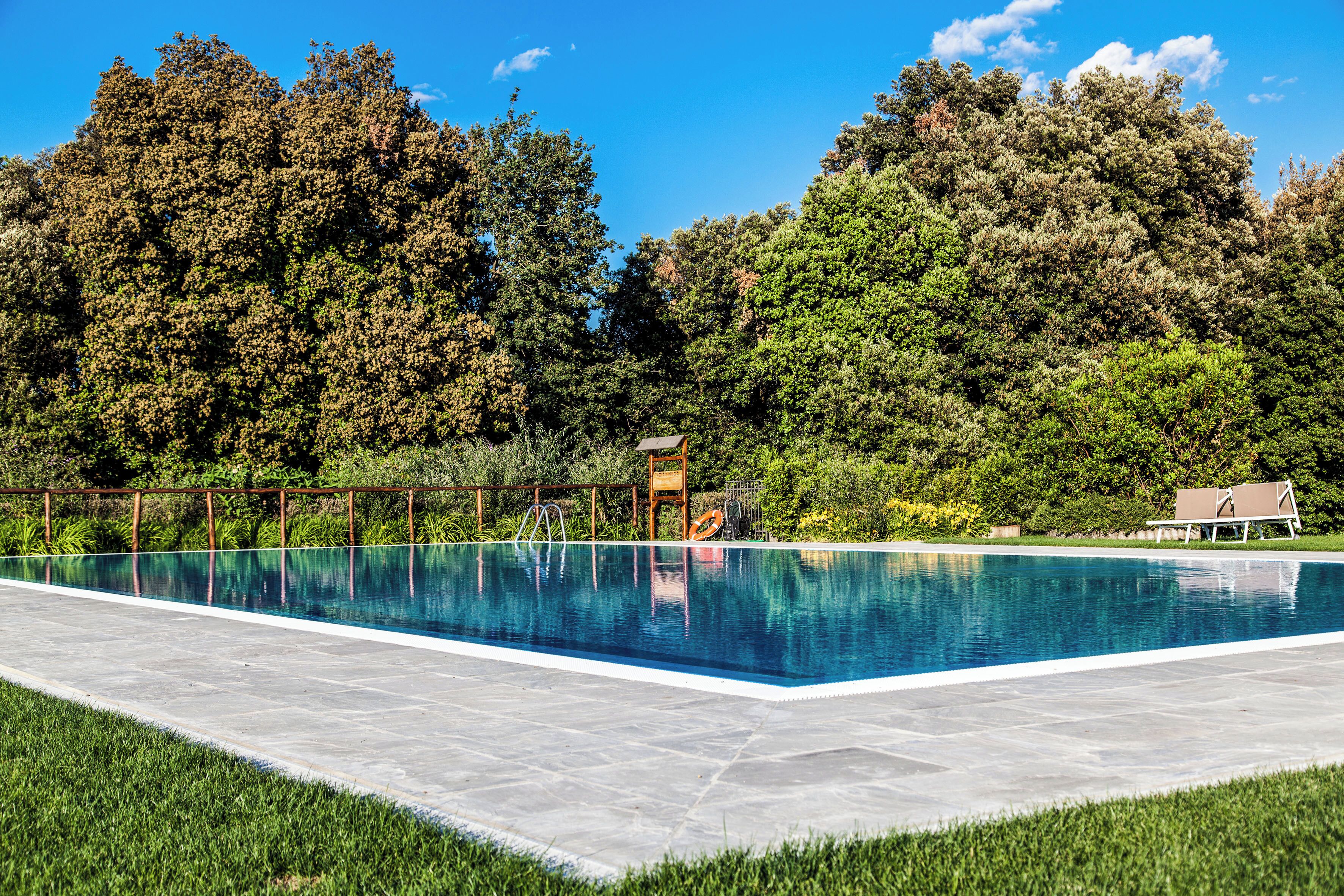 Ulkouima-allas, aurinkotuoleja