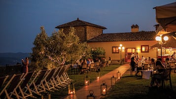 Phục vụ bữa trưa, bữa tối, đặc sản địa phương, nhìn ra hồ bơi