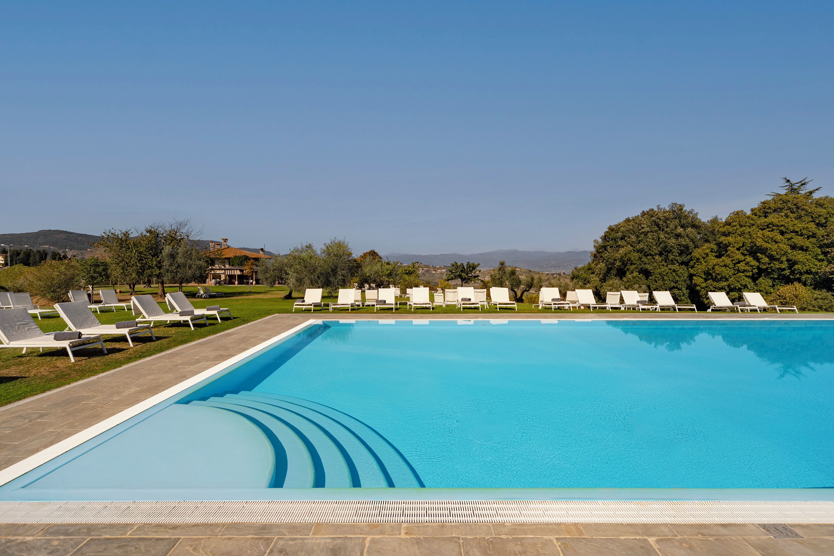 Ulkouima-allas, aurinkotuoleja