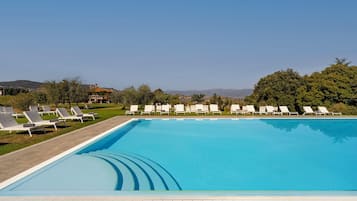 Hồ bơi ngoài trời, ghế dài tắm nắng