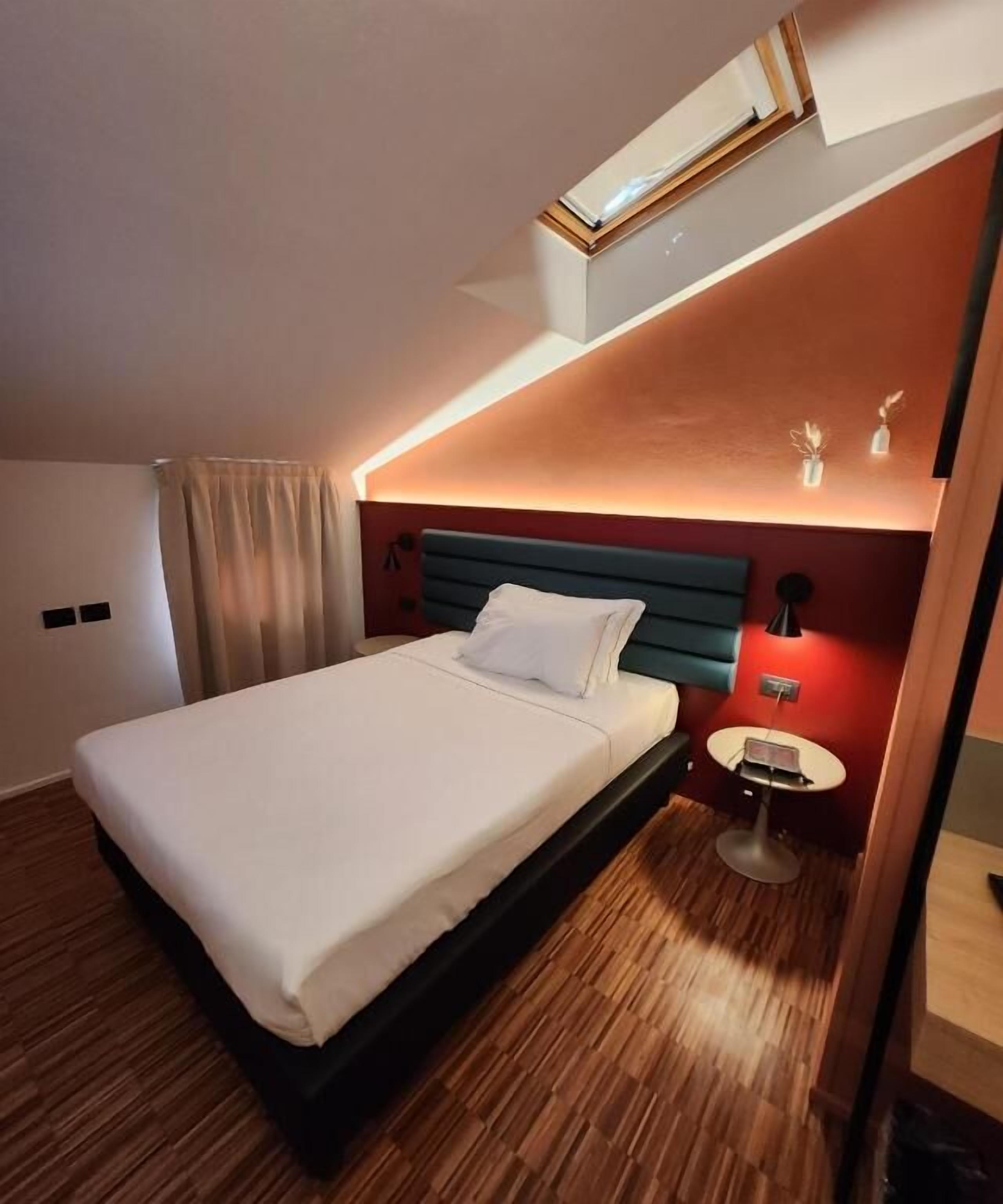 comfort room | in-room safe, desk, soundproofing, free wifi