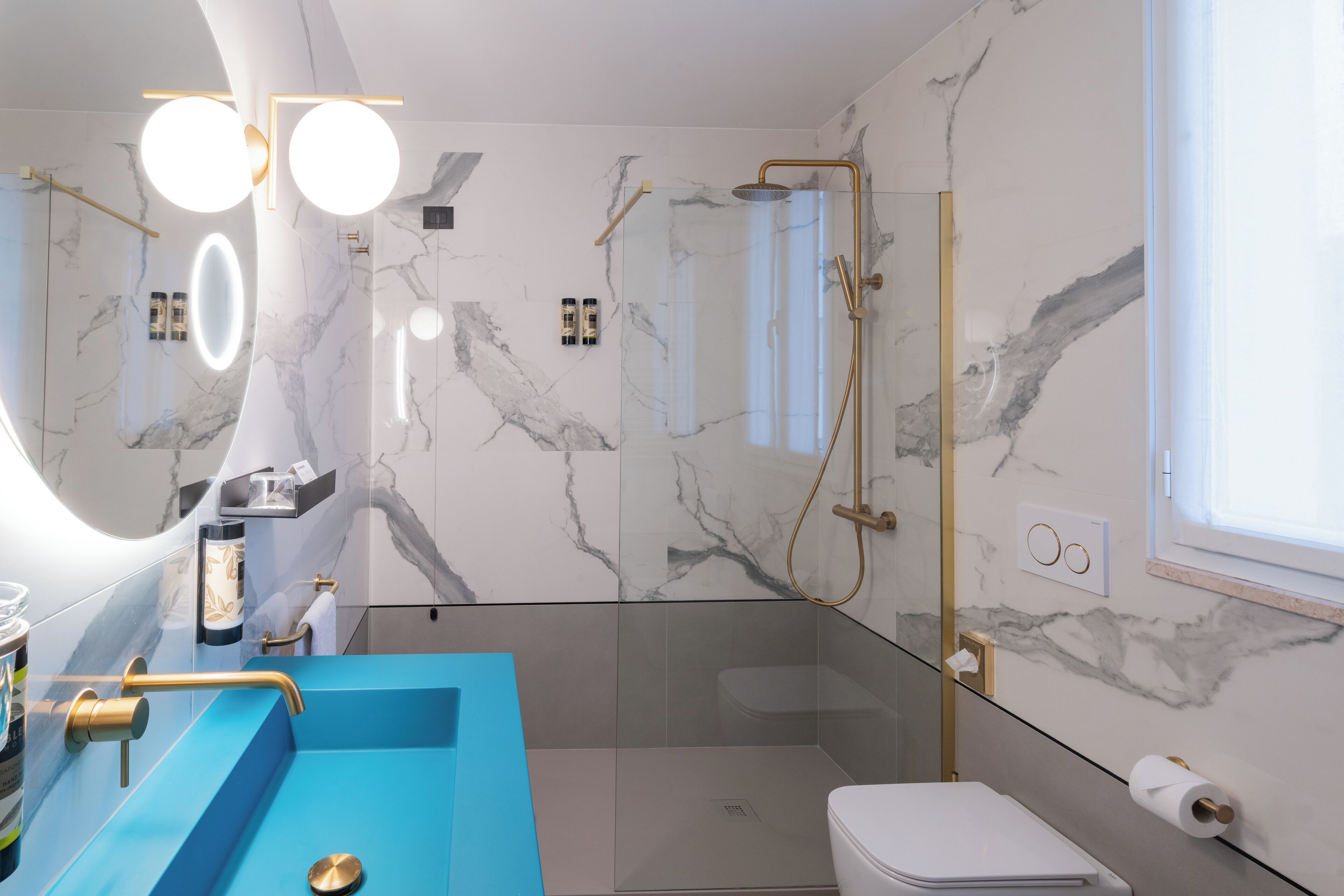 superior double room | bathroom | combined shower/bathtub, free toiletries, hair dryer, bidet