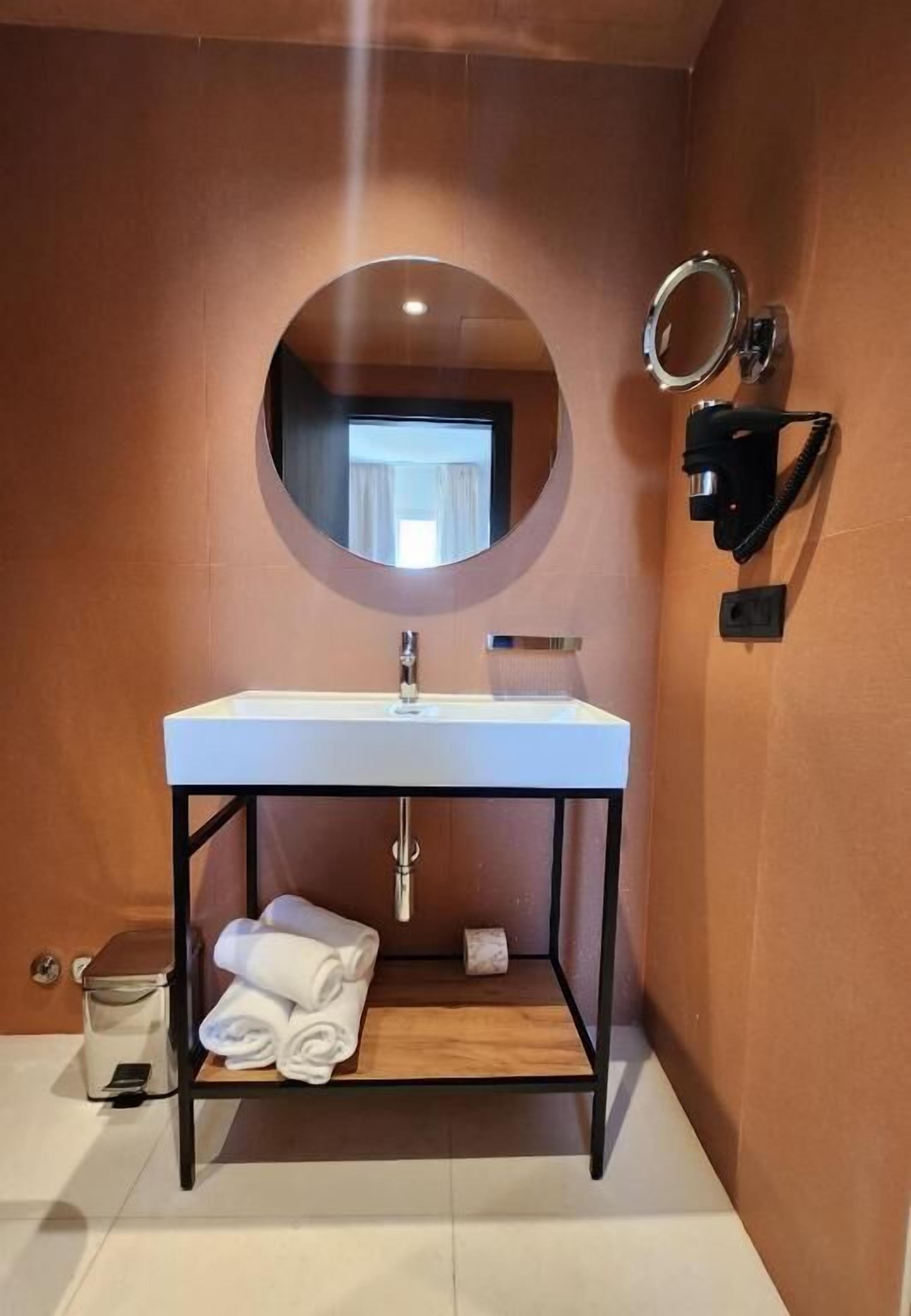 comfort room | bathroom | combined shower/bathtub, free toiletries, hair dryer, bidet
