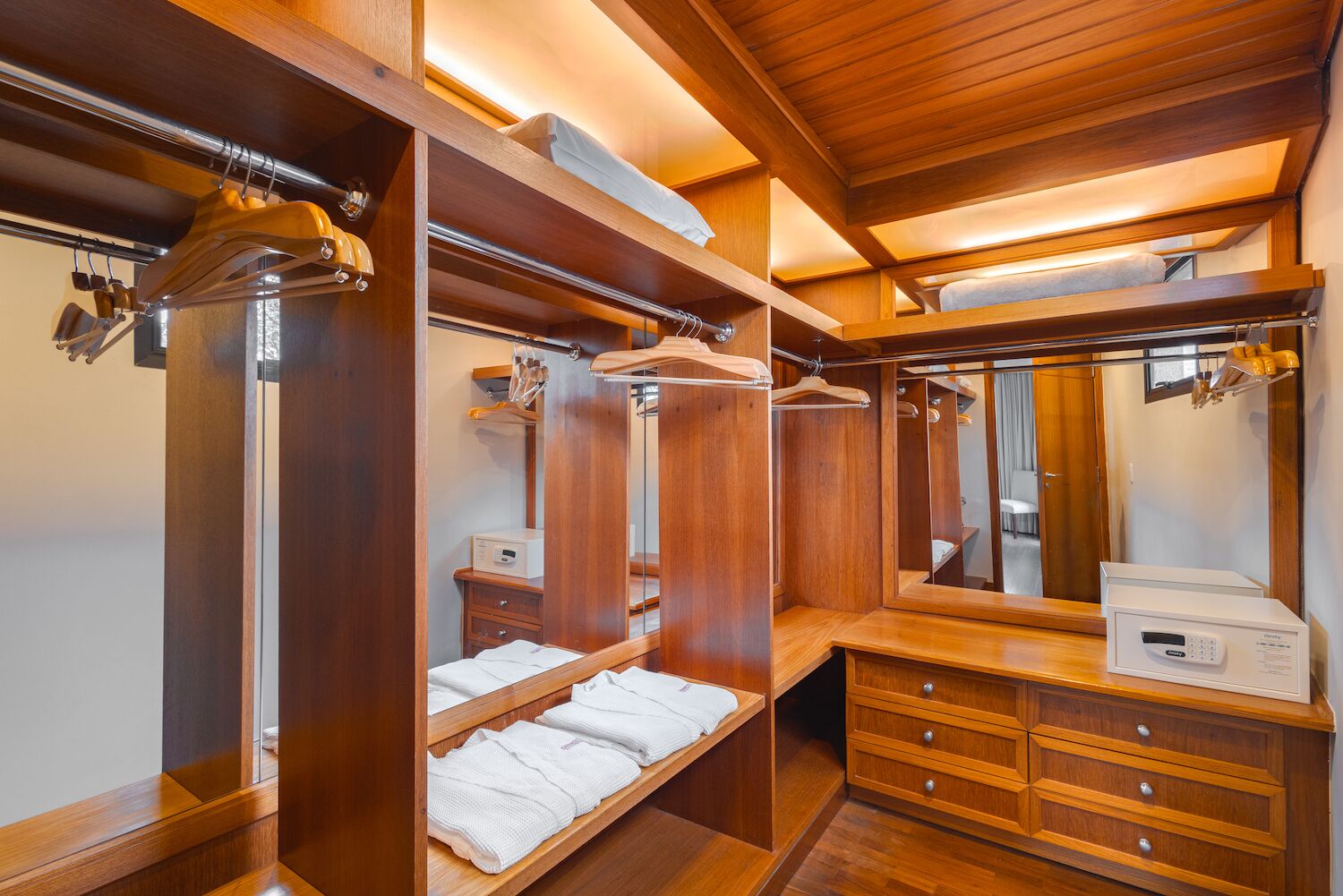 family suite, 2 bedrooms | wardrobe