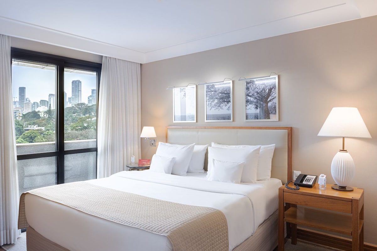 Superior Suite | Minibar, in-room safe, blackout drapes, soundproofing