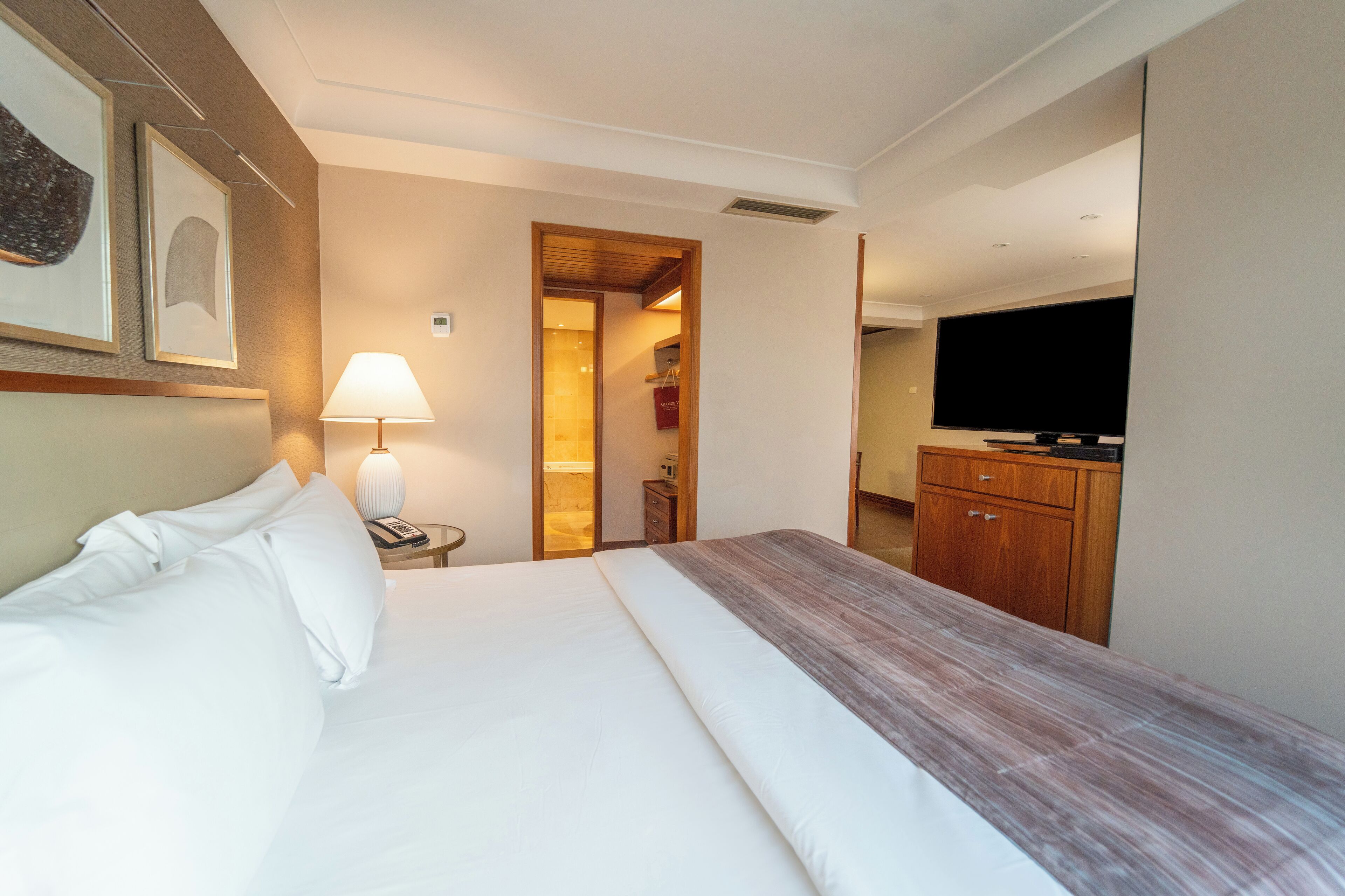 deluxe suite | 2 bedrooms, in-room safe, blackout curtains, soundproofing