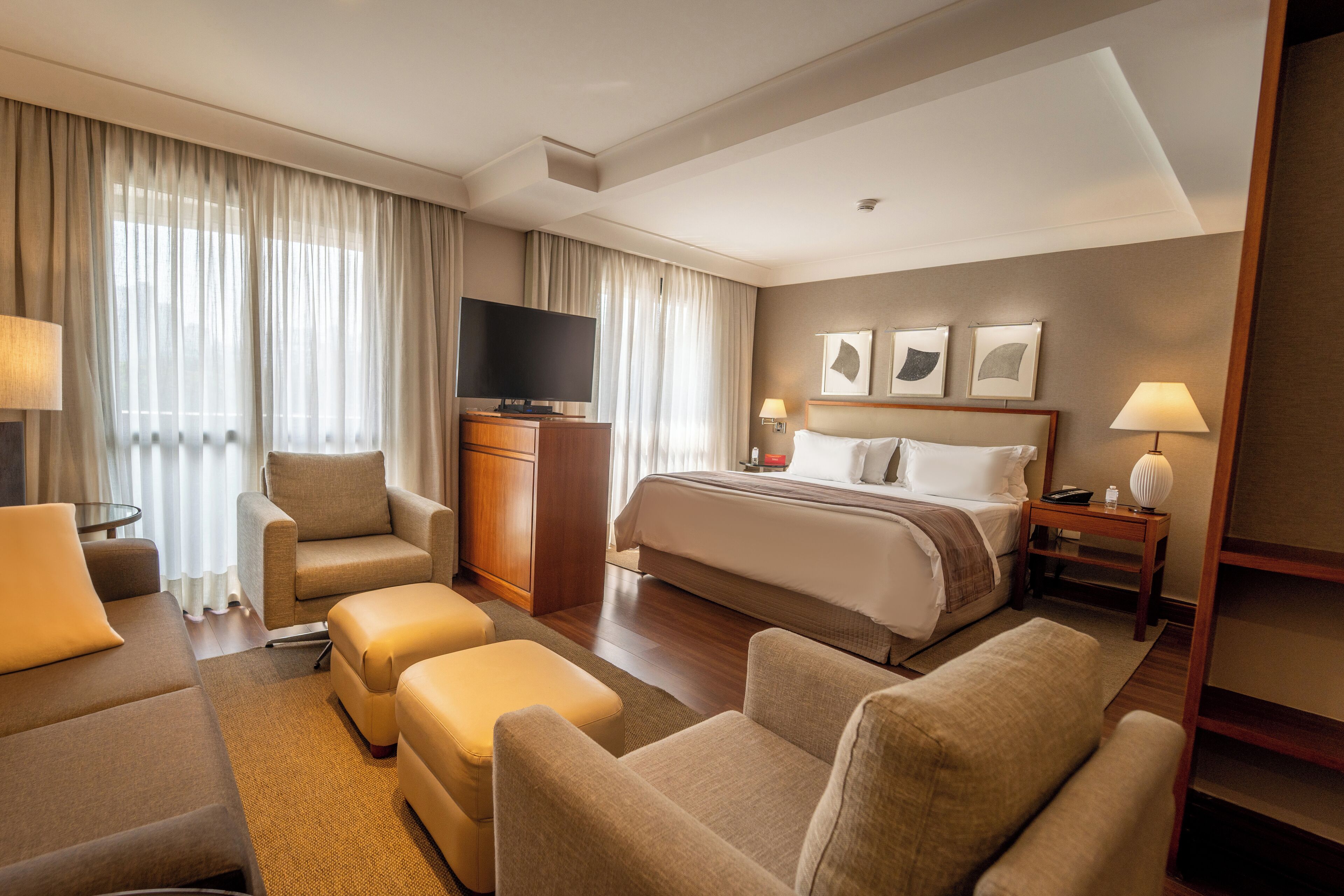 deluxe suite | 2 bedrooms, in-room safe, blackout curtains, soundproofing