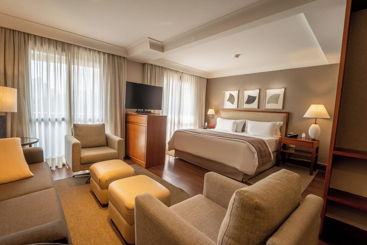 deluxe suite | 2 bedrooms, in-room safe, blackout curtains, soundproofing