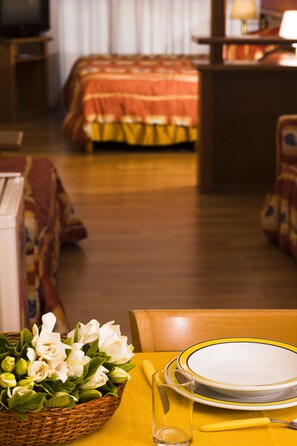 Kaliteli yatak takımı, yastık yüzeyli yatak, minibar, odada kasa 