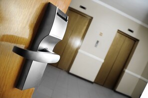 Kaliteli yatak takımı, yastık yüzeyli yatak, minibar, odada kasa 