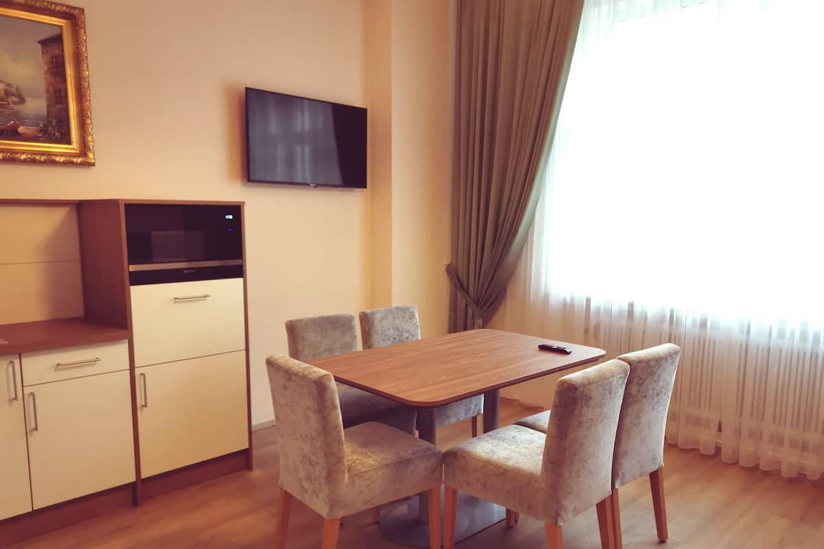 Superior Apartment, 1 Bedroom, Kitchen | In-room dining