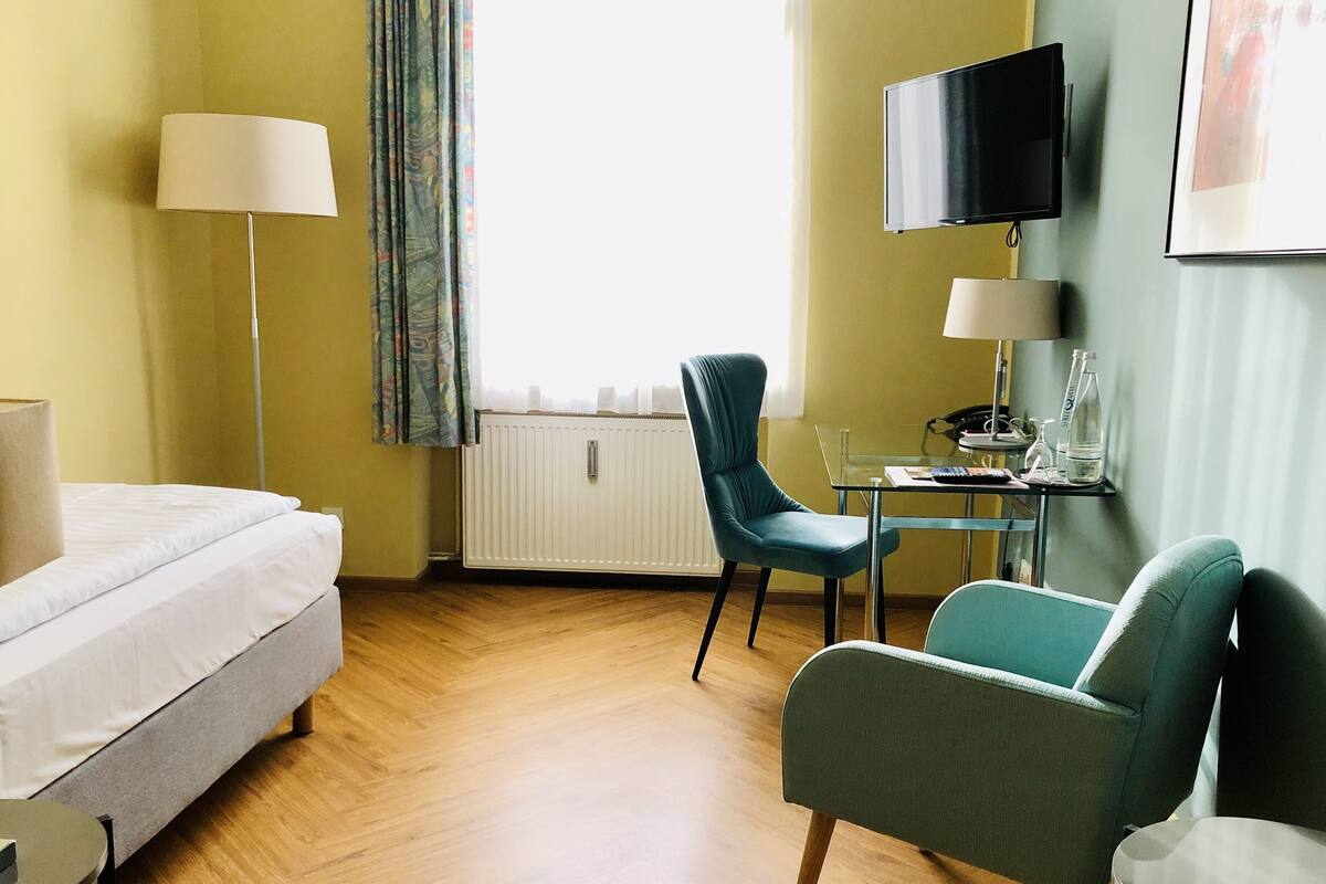 Single Room Front | Hypo-allergenic bedding, in-room safe, desk, laptop workspace