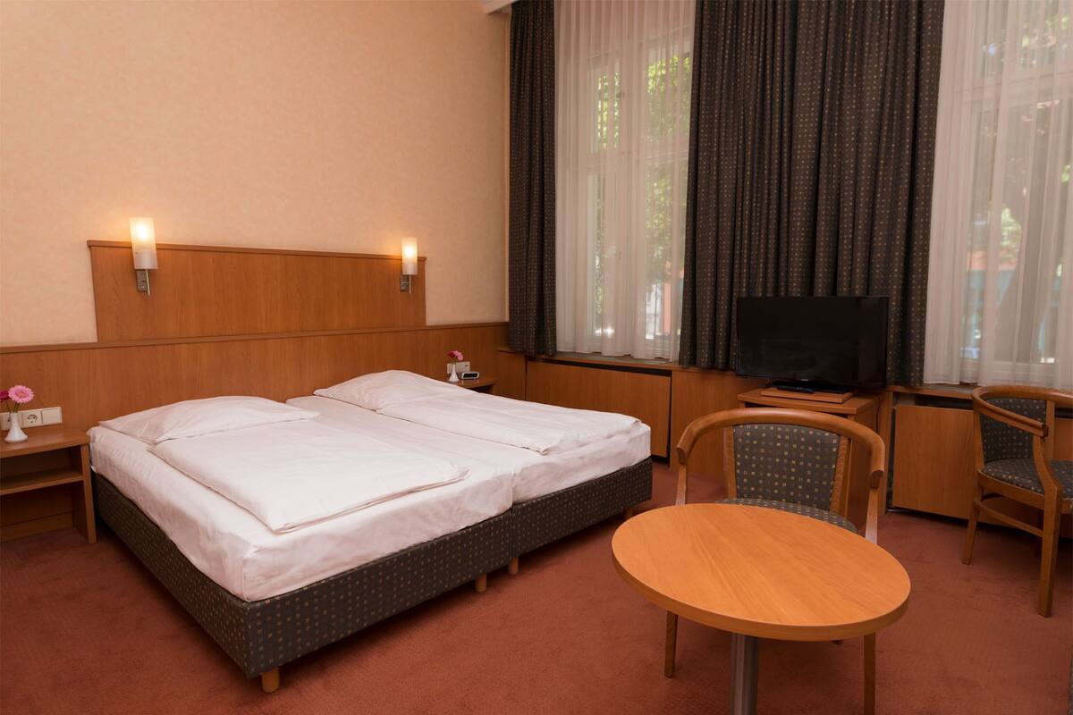 Comfort Doppelzimmer Front | Hypo-allergenic bedding, in-room safe, desk, laptop workspace
