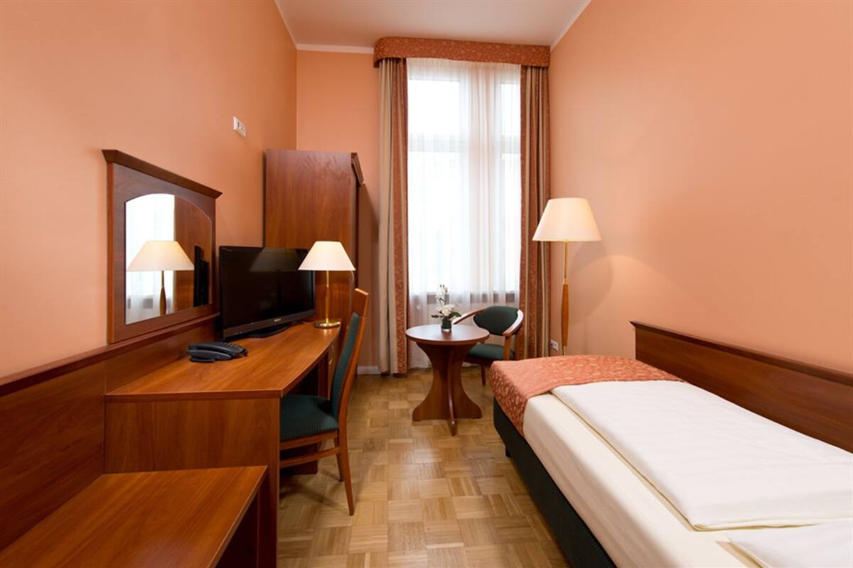 Single Room Garden Court | Hypo-allergenic bedding, in-room safe, desk, laptop workspace