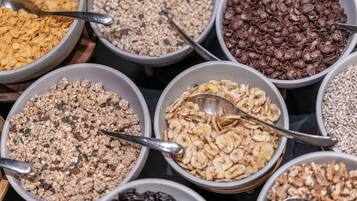 Se ofrece un desayuno bufé todos los días (por un coste adicional)