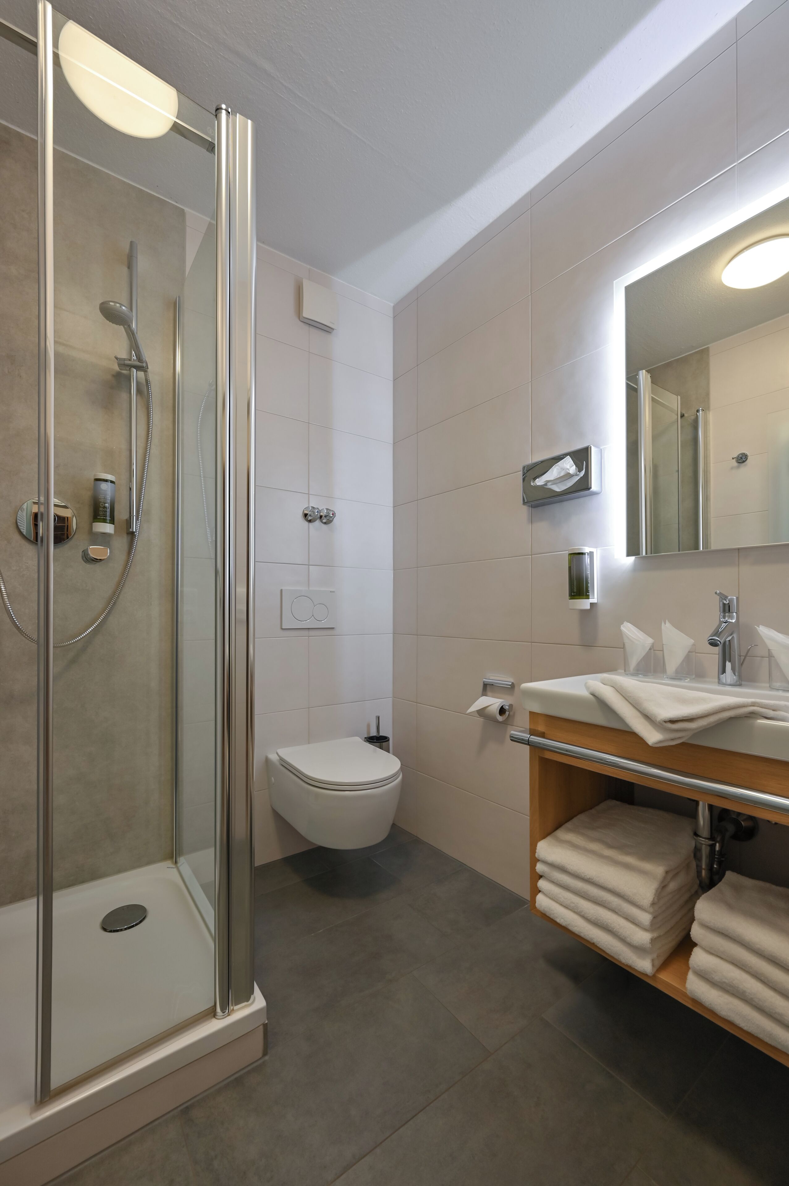 family triple room | bathroom | combined shower/bathtub, free toiletries, hair dryer, towels