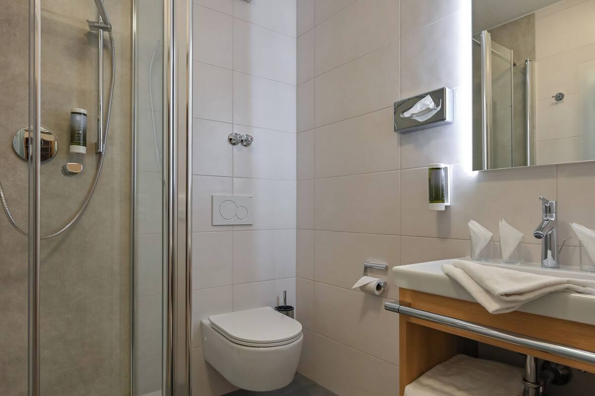 family triple room | bathroom | combined shower/bathtub, free toiletries, hair dryer, towels