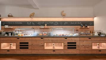 Petit déjeuner buffet (16.5 EUR par personne)