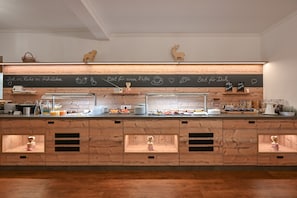 Frukostbuffé varje dag (EUR 16.5 per person)