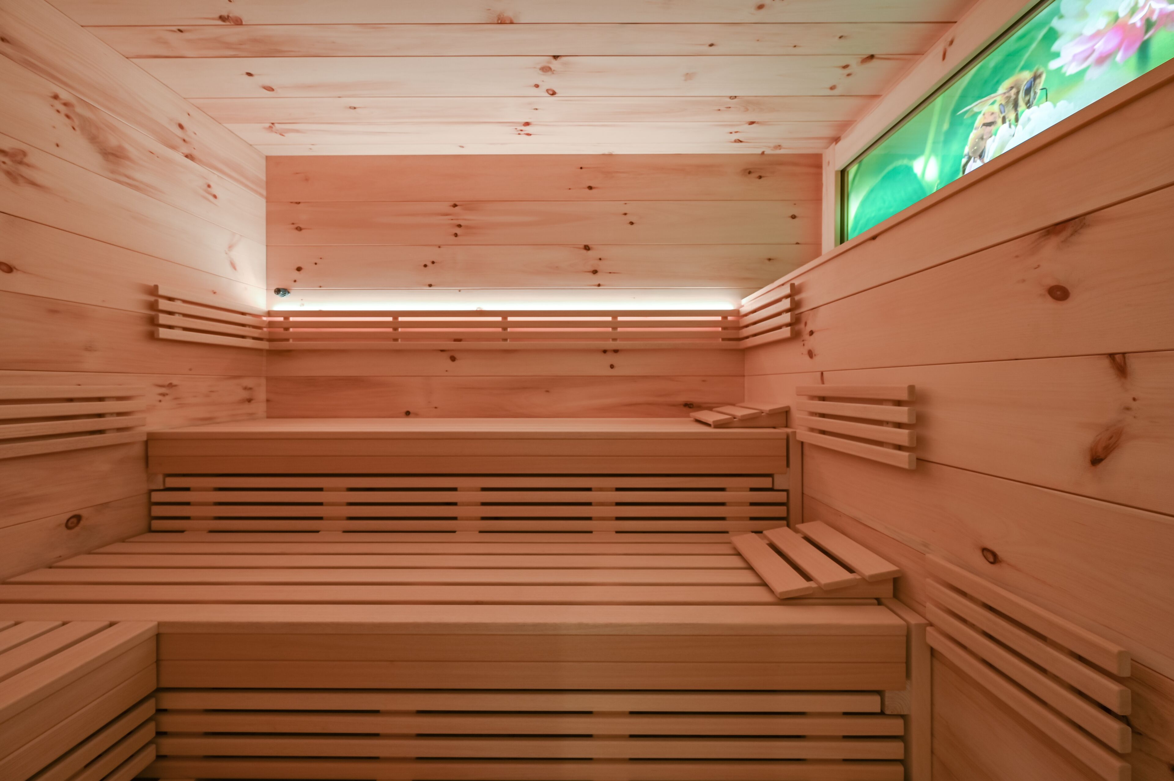 Una sauna con panche in legno e pareti a listelli.