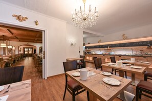 Petit déjeuner buffet (16.5 EUR par personne)