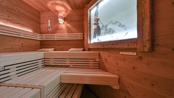 Puisesta laudelavasta ja ikkunasta koostuva sauna.