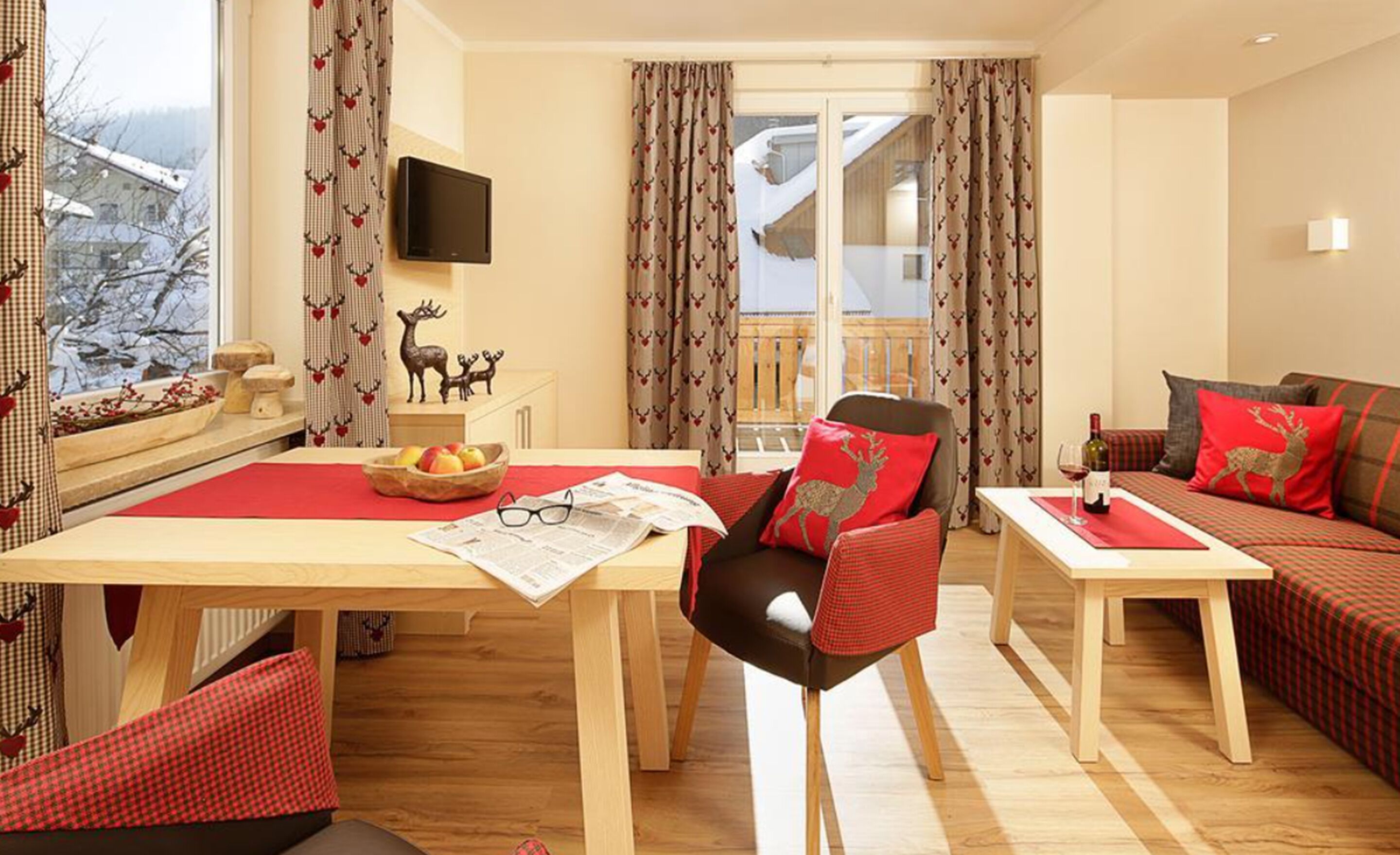 family apartment, 2 bedrooms (2-4 people) | living room | tv