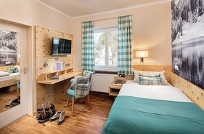 Single Room | Hypo-allergenic bedding, in-room safe, desk, free WiFi