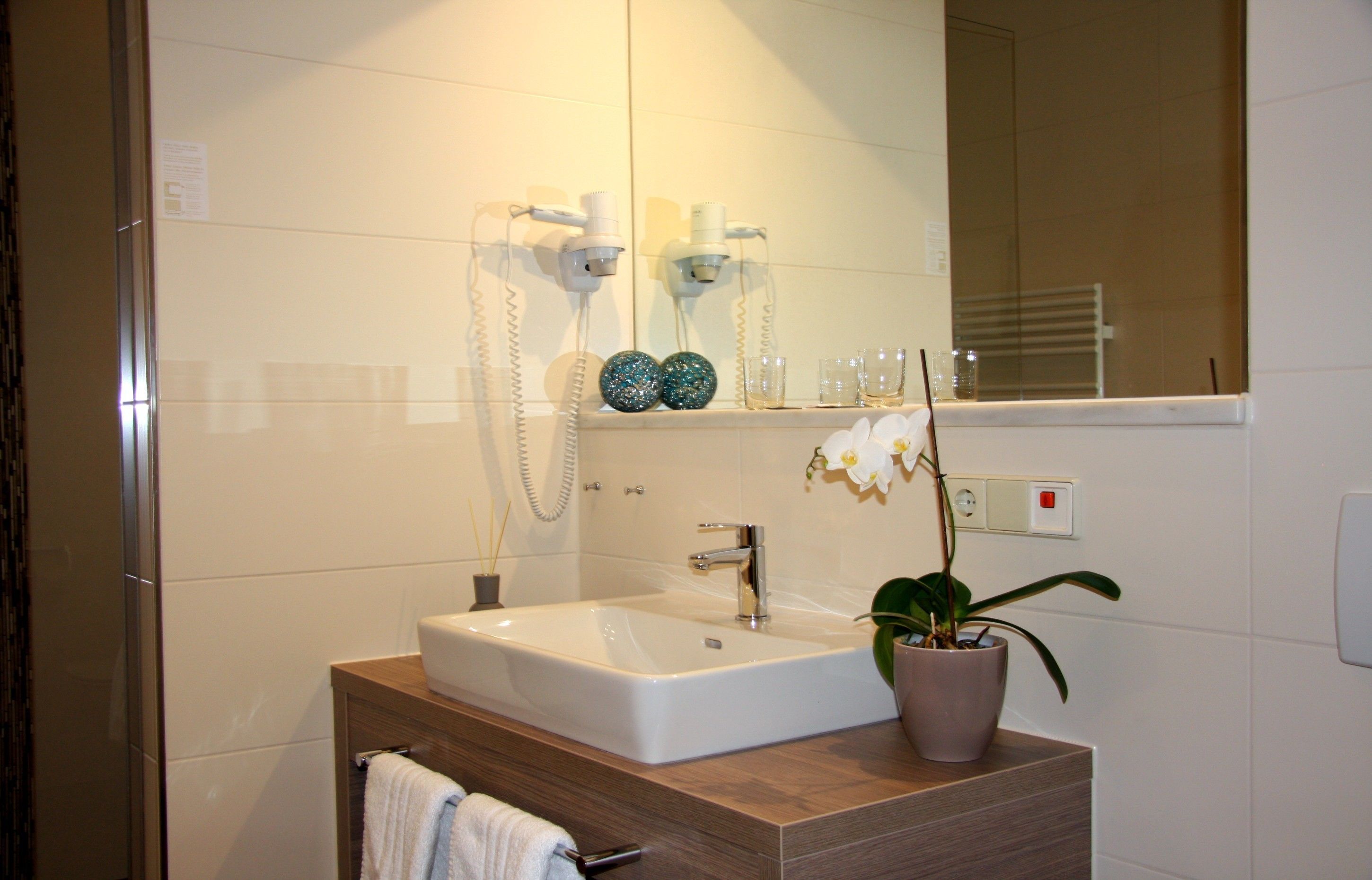 standard double room | bathroom | shower, free toiletries, hair dryer, towels