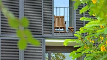 En moderne bygning med to etager, store vinduer og en balkon.