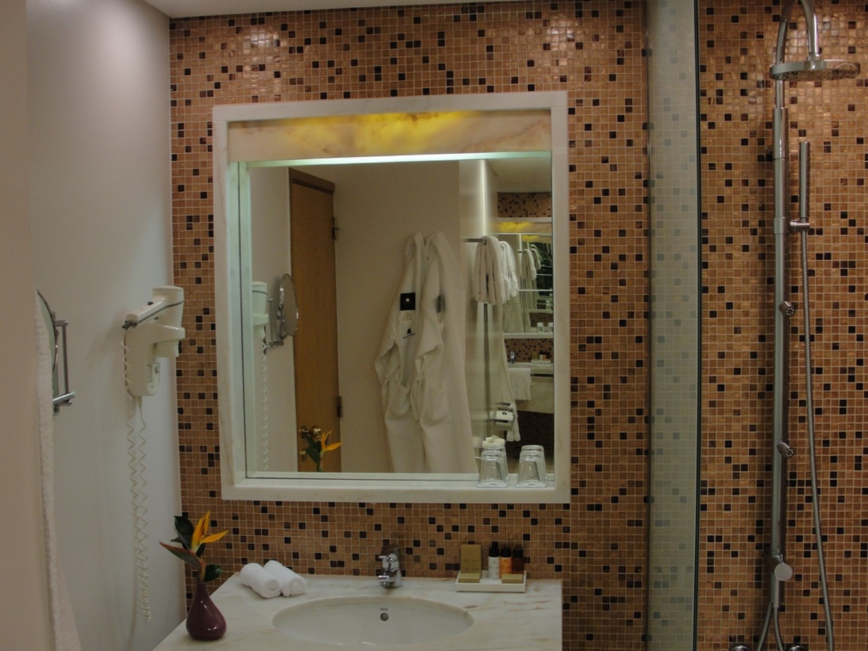 twin room, garden view | bathroom | free toiletries, hair dryer, bathrobes, slippers