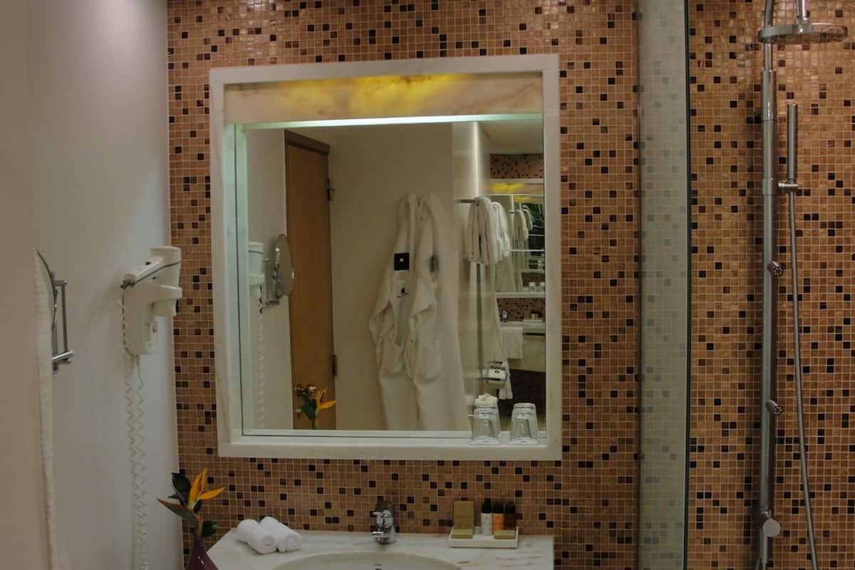 twin room, garden view | bathroom | free toiletries, hair dryer, bathrobes, slippers