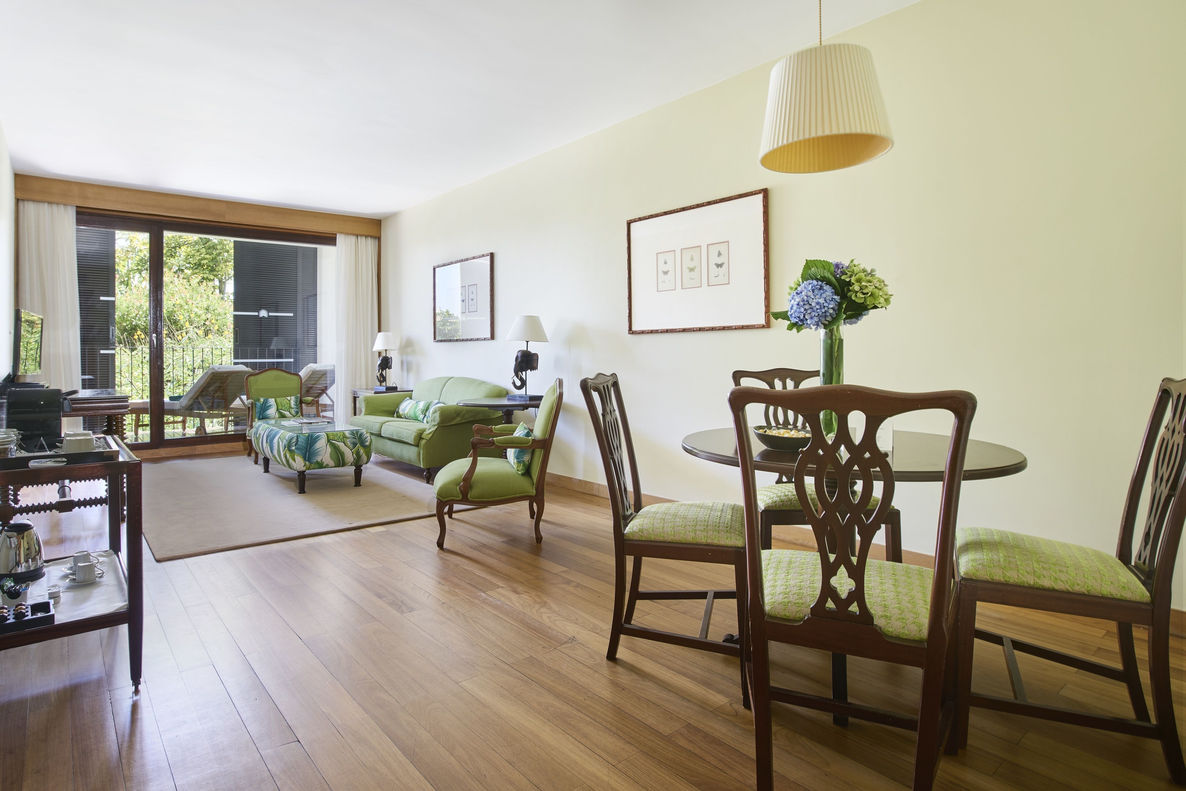 deluxe suite | living room | 32-inch flat-screen tv with cable channels, tv