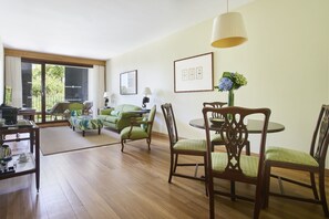 Deluxe Suite | Living room