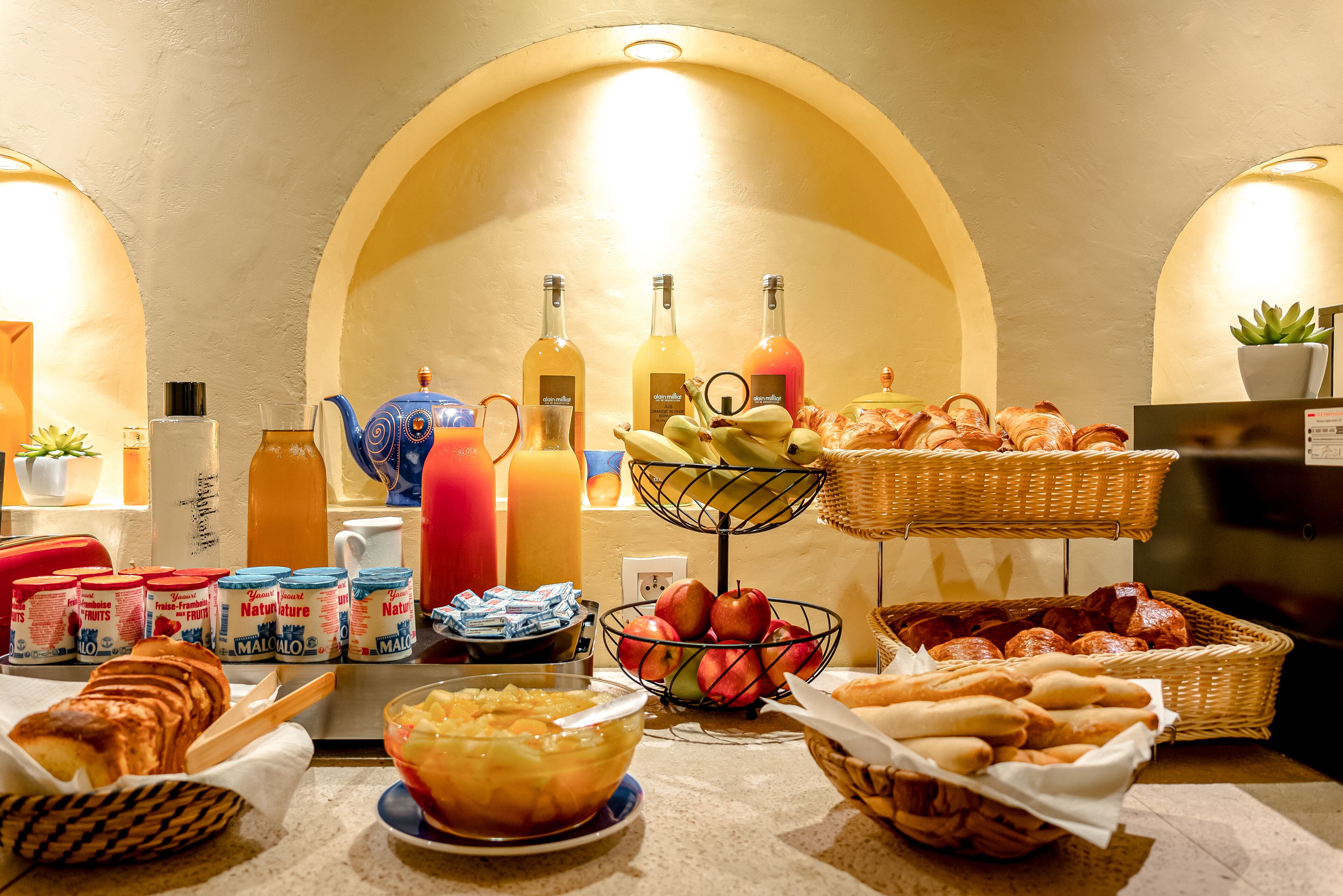 Desayuno continental diario (EUR 18 por persona)
