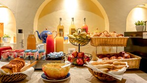 Daily continental breakfast for a fee - Villa Royale Montsouris (Paris)