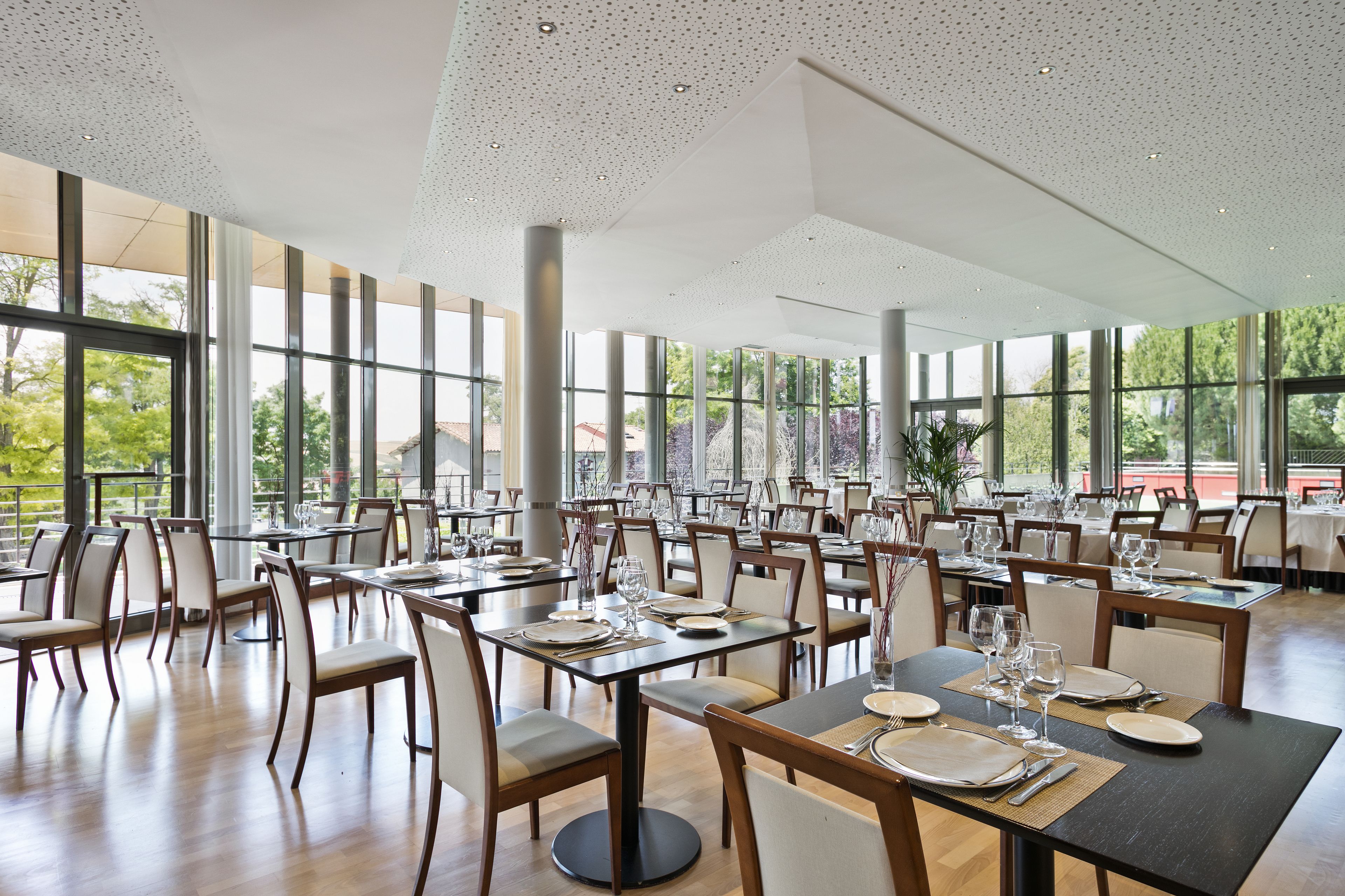 Petit déjeuner et dîner servis sur place, spécialités Cuisine locale