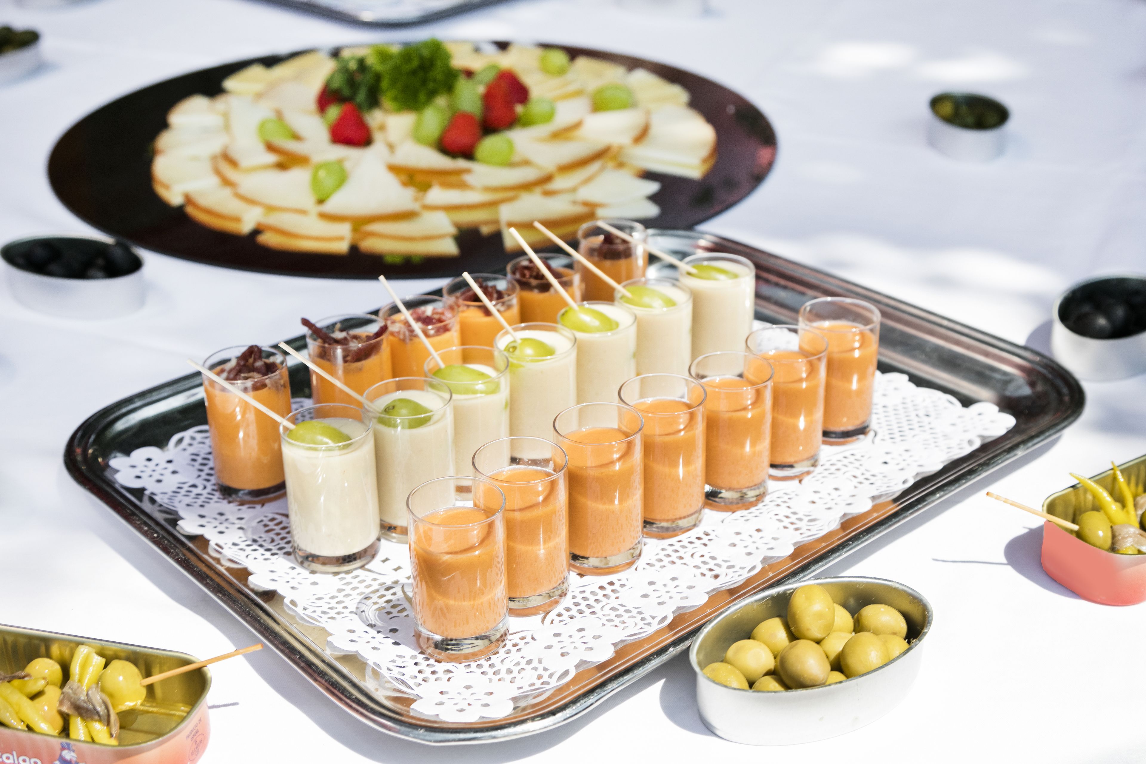 Una bandeja con comida y bebidas, incluyendo un postre y diversas opciones.