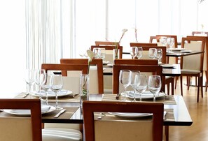 Déjeuner et souper servis sur place, cuisine locale