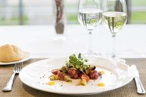 Ein Teller Essen mit Gabel und Messer auf einem Tisch.