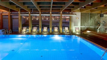 Innenpool, geöffnet von 07:00 Uhr bis 23:00 Uhr, Liegestühle
