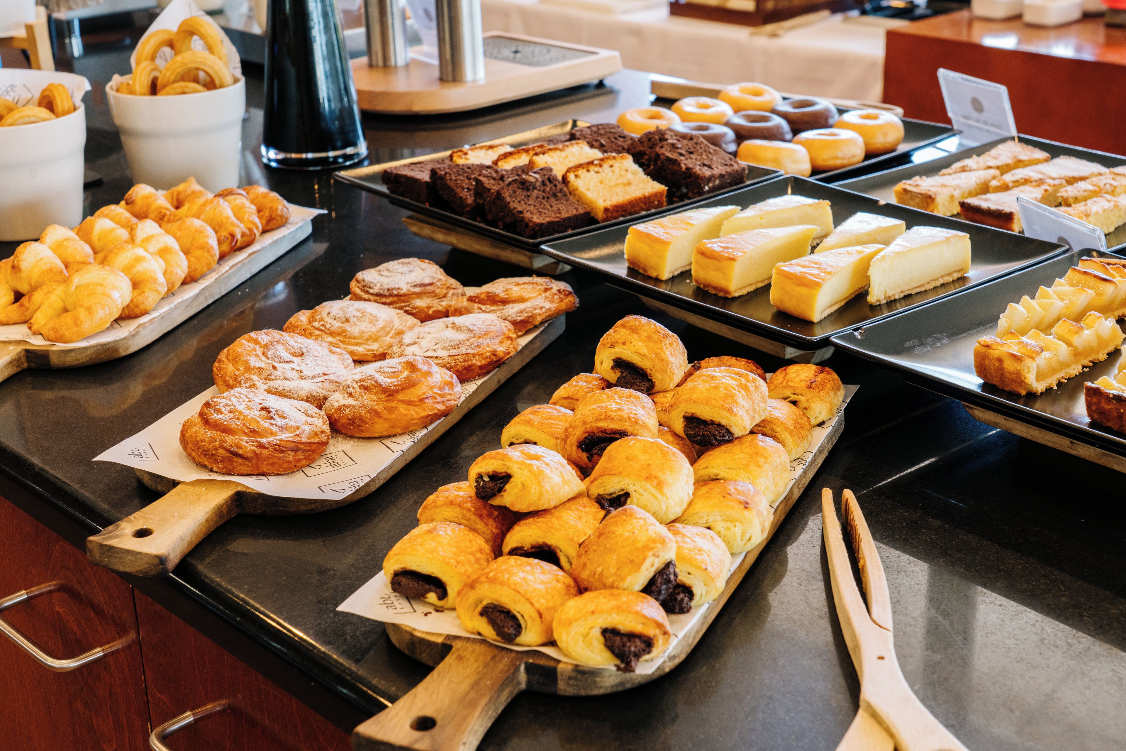 Un bufé con diversos pasteles y postres.