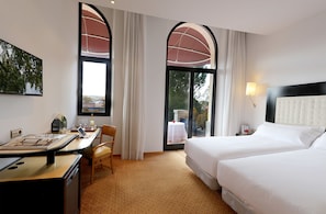 Deluxe Room | Minibar, caja fuerte, escritorio y sistema de insonorización