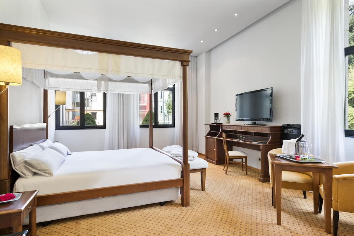 Suite júnior | Minibar, caixa forta a l'habitació i escriptori 