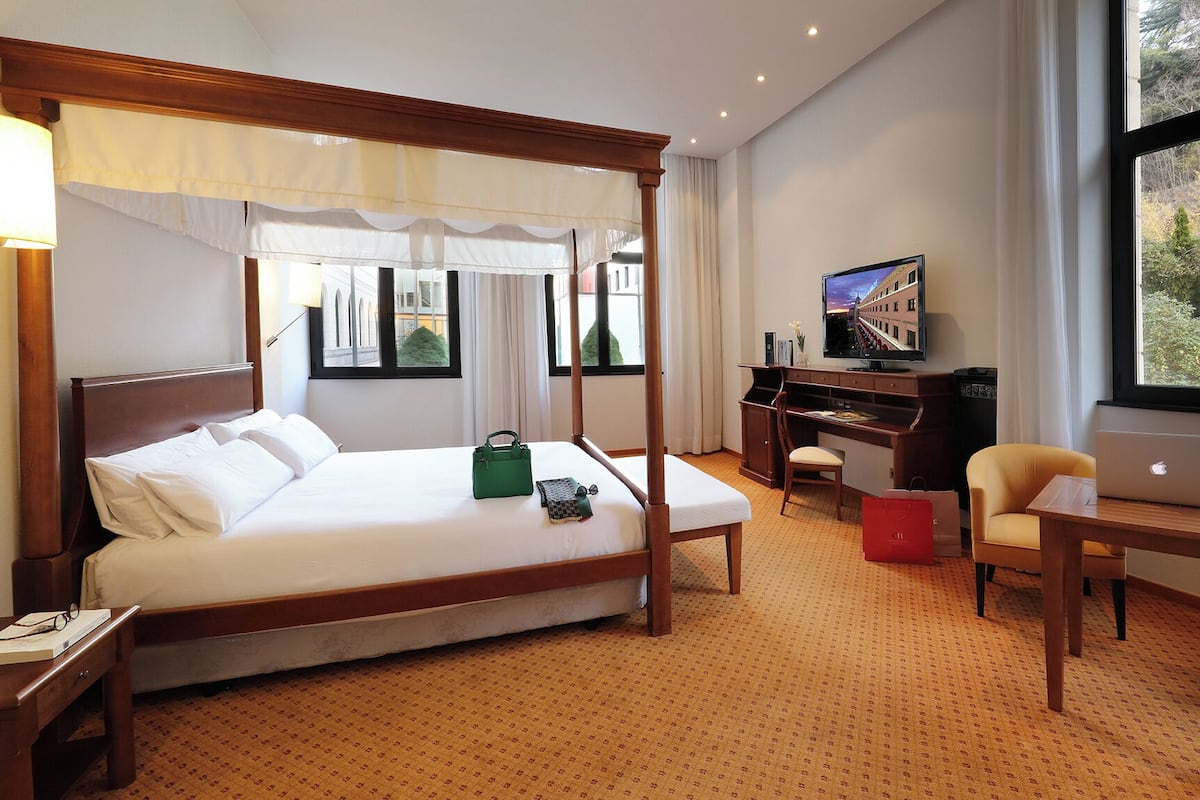 Junior Suite (Single) | 1 bedroom, minibar, in-room safe, desk