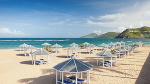 Pantai di sekitar, rumah kecil pinggir pantai gratis, dan kursi berjemur