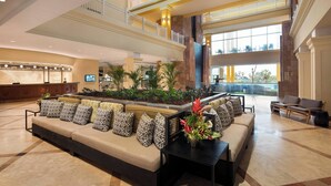 3 bar/lounge, bar kolam renang, bar tepi kolam renang, dan bar pantai