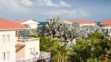 Un resort con varias edificaciones, piscina y palmeras.
